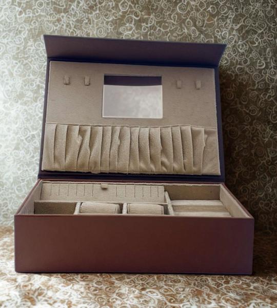 Leather jewelry box